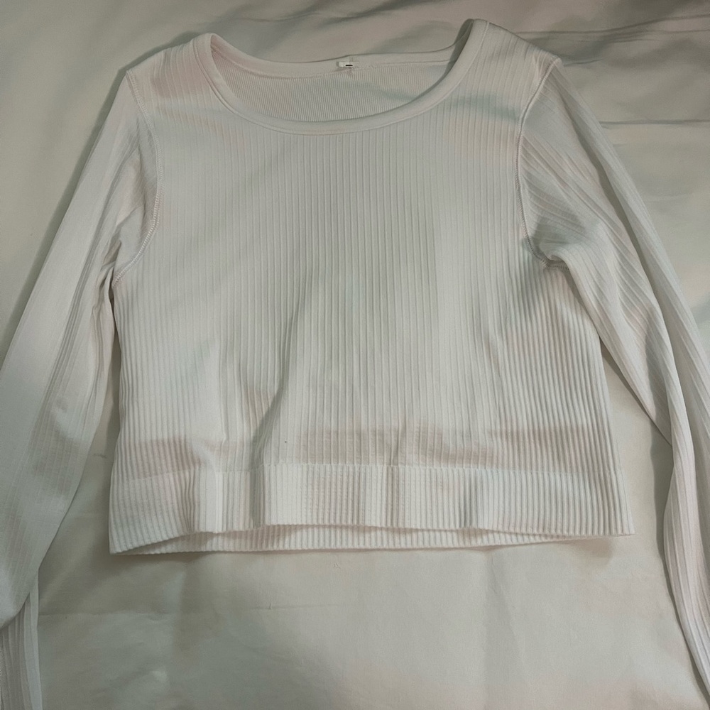 Lululemon white cropped fitted shirt size 6